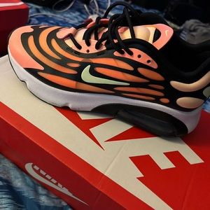 Women’s tennis shoes